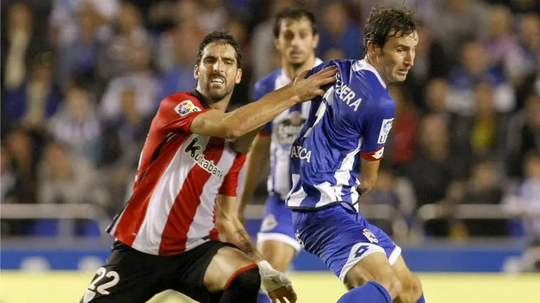 El navarro Raúl García, con Arribas al fondo, en Riazor. EFE.