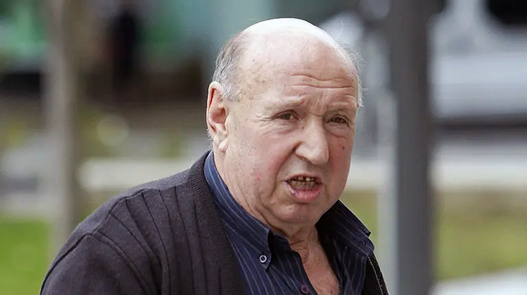 GRA371. PAMPLONA, 19/10/2015.- José Antonio Indart, imputado por la muerte de su hijo José Ignacio en una sima de Legasa en 2008, a su llegada al Juzgado de Instrucción número 4 de Pamplona cuya titular ha acordado hoy la continuación de la causa por un supuesto delito de homicidio. EFE/Ivan Aguinaga