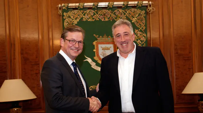 Recepción del alcalde de Paderborn en el Ayuntamiento de Pamplona.