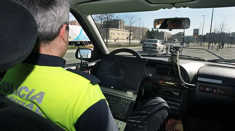 Policía municipal en un coche