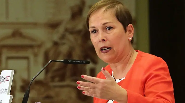 GRA004 MADRID, 20/10/2015.- La presidenta de Navarra, Uxue Barkos, durante su intervención en un desayuno informativo celebrado hoy en un hotel de Madrid EFE/Ballesteros