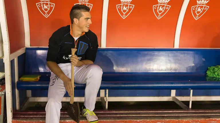 Iker Vicente fue homenajeado en el partido Osasuna - Albacete en octubre de 2015. PABLO LASAOSA.