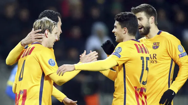 Rakitic es felicitado por los jugadores del FC Barcelona. EFE.