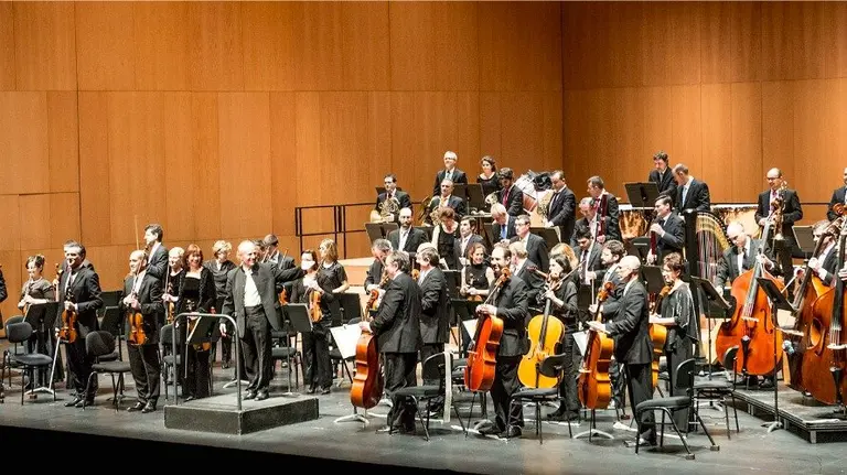 OSN, orquesta de pie con instrumentos.