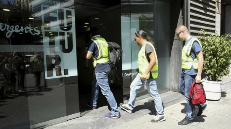 Efectivos de la Guardia Civil, a su llegada al registro de la sede de CDC.