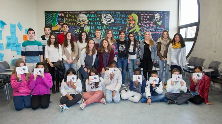 Los universitarios y los estudiantes de Primaria participantes en el Proyecto RuiseñorUrretxindorra.