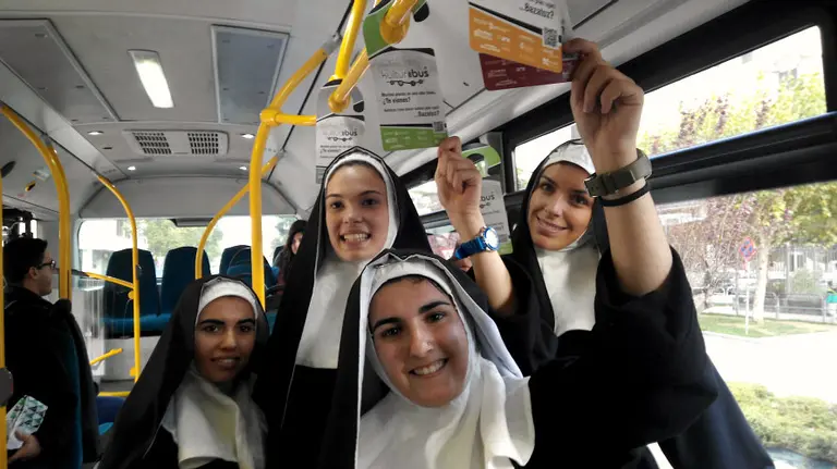 El musical Sister Act ha llenado las villavesas de Pamplona de humor y música.