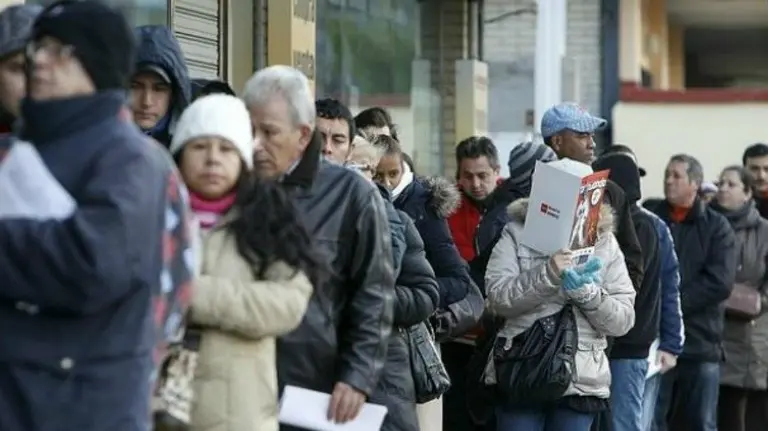 Cola en la oficina de empleo. EFE.