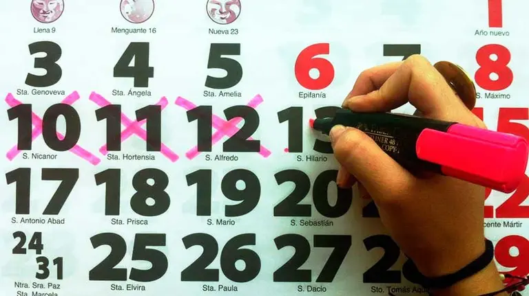 Una-persona-tacha-fechas-en-un-calendario.-EFE