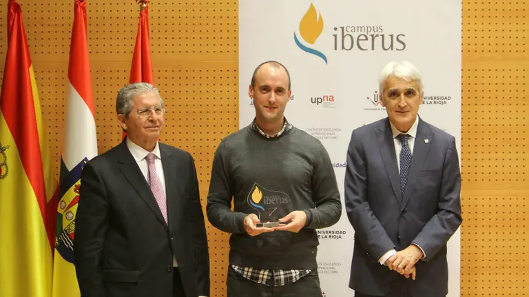 El representante de Eversens (UPNA), Juan María Pérez Azpeitia, recoge su premio.