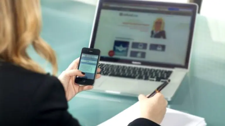 Mujer consulta su ordenador. /RefundMe