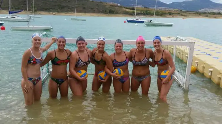 Las chicas del WP 9802 con su portería en el pantano de Alloz.