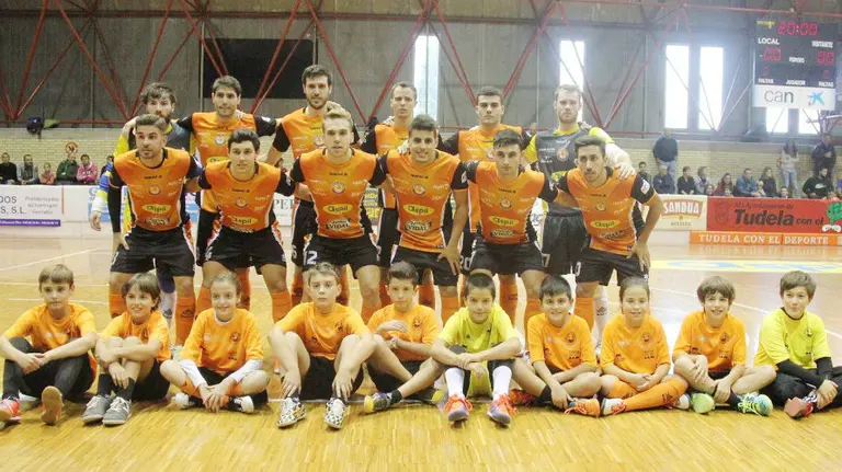 Plantilla del Aspil Vidal con un grupo de chavales.