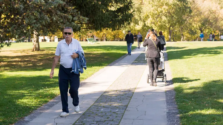 Personas paseando por la vuelta del Castillo. PABLO LASAOSA