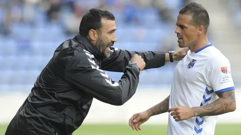 Raúl Agné charla con Vitolo. EFE.