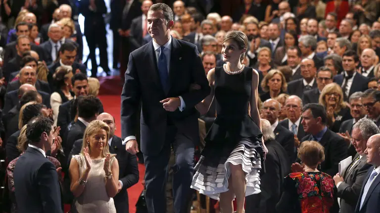 GRA420. OVIEDO, 23/10/2015.- Los Reyes llegan al Teatro Campoamor de Oviedo para la ceremonia de entrega de los Premios Princesa de Asturias que, en su trigésimo quinta edición, han cambiado su nombre original para acomodar su denominación a la actual heredera de la Corona, Leonor de Borbón y Ortiz. EFE/J.L. Cereijido