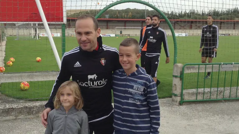 Nino posa con dos aficionados en Tajonar.