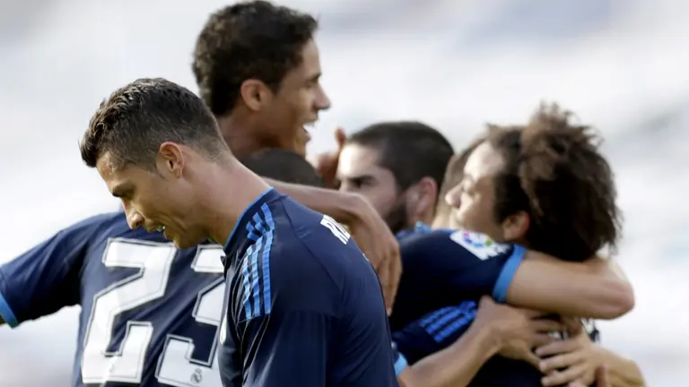 GRA300. VIGO (PONTEVEDRA), 24/10/2015.- El defensa brasileño del Real Madrid Marcelo Vieira (d) celebra con sus compañeros la consecución del tercer gol de su equipo ante el Celta durante el partido de la novena jornada de liga en Primera División, disputado esta tarde en el estadio de Balaídos. EFE/Lavandeira jr