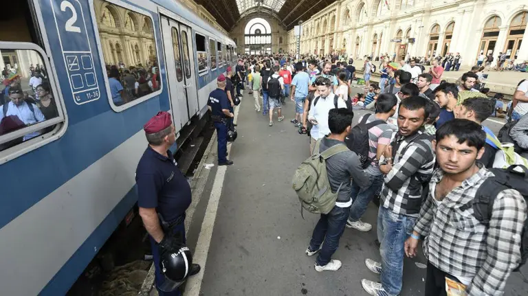 Refugiados intentado llegar a la frontera con Austria. EFE.