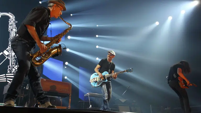 GRA464. Barakaldo (Vizkaya), 24/10/2015.- El grupo Fito y los Fitipaldis, liderados por su cantante, Fito Cabrales (c), durante el concierto que han ofrecido esta noche en el escenario del Bilbao Exhibition Centre (BEC), incluido en su gira "Huyendo conmigo de mí". EFE/LUIS TEJIDO.