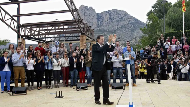El presidente del Gobierno, Mariano Rajoy, durante su intervención hoy en un acto del PP en la localidad alicantina de Finestrat que será el último al que asista antes de convocar el próximo lunes las elecciones generales del 20 de diciembre, donde ha ha prometido que si es reelegido, la próxima legislatura será la mejor de toda la democracia española y, frente a ello, ha alertado de que el PSOE, un partido que ha dicho que está &#34;desorientado&#34;, supone &#34;el regreso al pasado&#34;. EFE/Morell