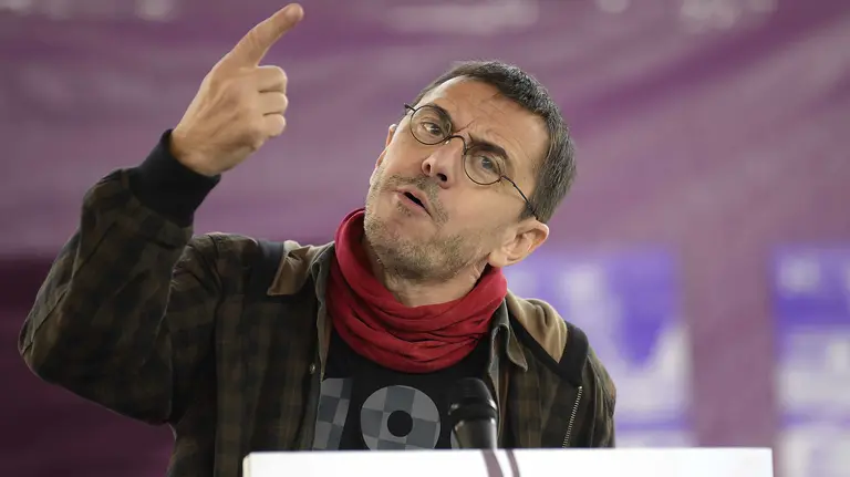 El cofundador y exdirigente de Podemos, Juan Carlos Monedero, ha asegurado hoy que el PP &#34;quiere convertir la corrupción en algo estructural&#34;, y cree que si se le aplicase la Ley de Partidos habría que &#34;ilegalizar, al menos, a toda la cúpula&#34;, porque &#34;están implicados hasta las cejas&#34;. Monedero ha hecho estas afirmaciones en Torrelavega ante 600 personas en el acto de presentación pública del Círculo Cantabria Occidental, formado a partir de la unión de los existentes en las comarcas Saja-Besaya, Costa Occidental, Liébana, Saja-Nansa y Campoo. A su juicio, Podemos &#34;es la fuerza que representa lo genuino de la gente y la única que puede levantar las alfombras de la política&#34;. EFE/Pedro Puente Hoyos