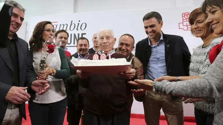 GRA293. TORAL DE LOS VADOS (LEÓN), 24/10/2015.- El secretario general del PSOE, Pedro Sánchez (3ºd), durante el homenaje organizado por la Agrupación Socialista de Toral de los Vados (León) a su militante Antonio Fernández (c), que acaba de cumplir 100 años. EFE/Ana F. Barredo