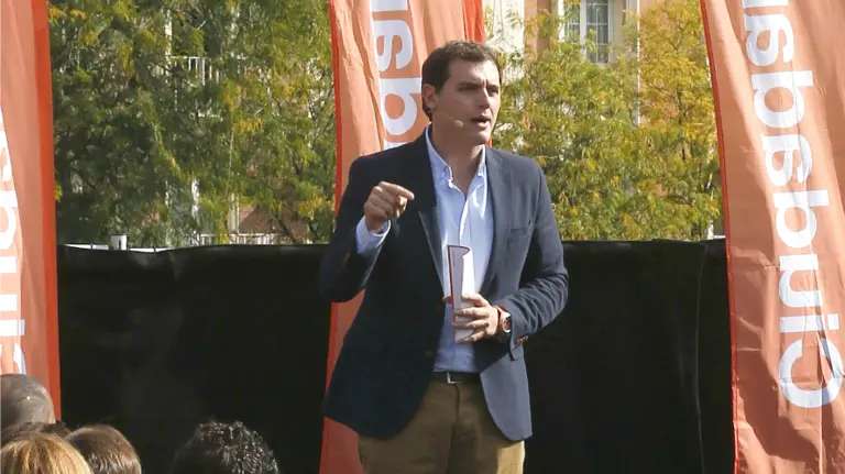 El líder de Ciudadanos y candidato a la presidencia del Gobierno, Albert Rivera, durante su intervención hoy en un acto en el Templo de Debod. EFE