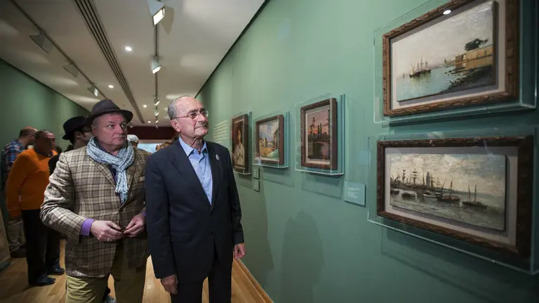 El sobrino-nieto de Picasso Xavier Vilató (i), y el alcalde de Málaga, Francisco de la Torre, observan los cinco cuadros que adornaron las paredes de la vivienda donde nacio y pasó su infancia Picasso. /EFE