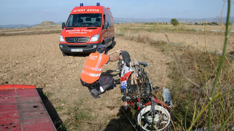 Un agente del Equipo de Atestados inspecciona la motocicleta. 