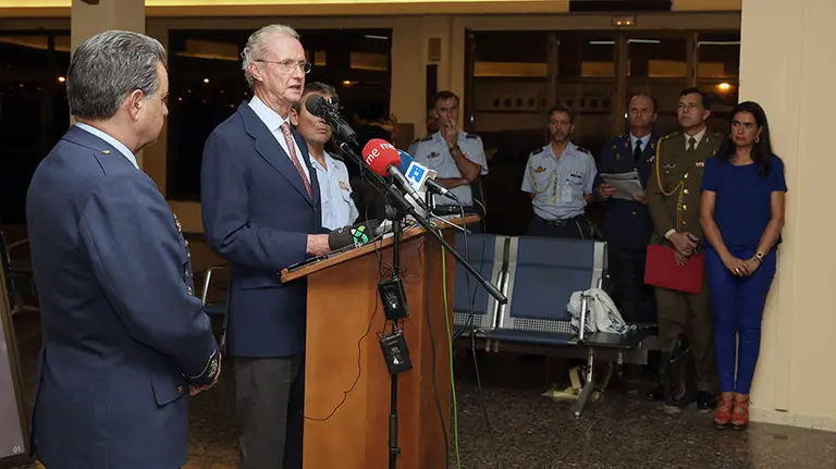 GRA578. TELDE (GRAN CANARIA), 23/10/2015.- El ministro de Defensa, Pedro Morenés, durante la rueda de prensa que ha ofrecido en la Base Aérea de Gando (Gran Canaria), para informar de los últimos detalles sobre la desaparición de tres militares que iban a bordo del helicóptero Superpuma del Ejército del Aire, que se precipitó ayer al Atlántico a 518 kilómetros de la isla de Gran Canaria. EFE/Elvira Urquijo A.