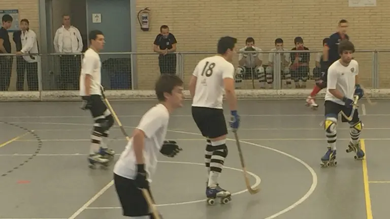 El Iruña hockey patines juega en el pabellón de la UDC Rochapea.
