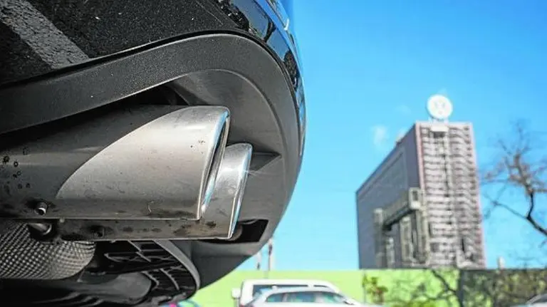Detalle del tubo de escape de un Volkswagen Passat en el parking de empleados de la compañía en Wolfsburgo (Alemania). EFE.