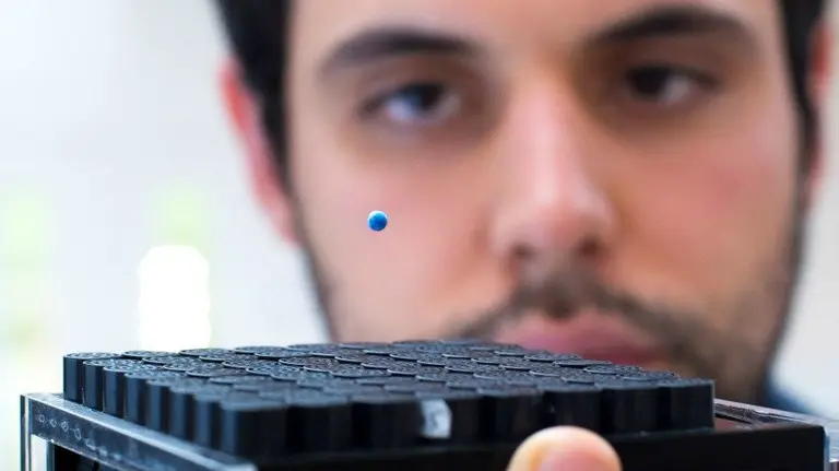 Asier Marzo sujetando el dispositivo de levitación. (Imagen cortesía de Asier Marzo, Stuart Robinson, Bruce Drinkwater y Sriram