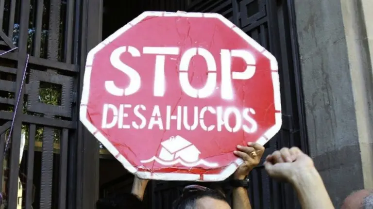 Cartel a favor de parar los desahucios. EFE.