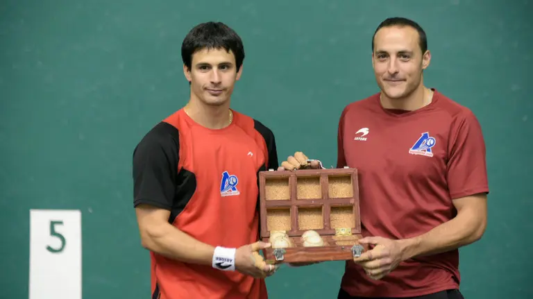 Retegui BI e Irujo sujetando el cestaño con el material.