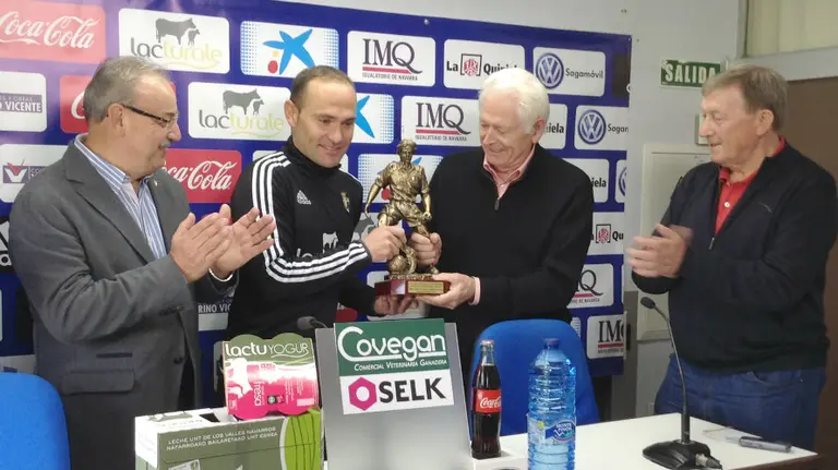 Nino recibe el trofeo veteranía.