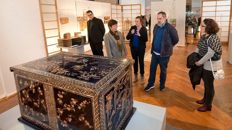 Las comisarias y el director general de Cultura, Fernando Pérez.