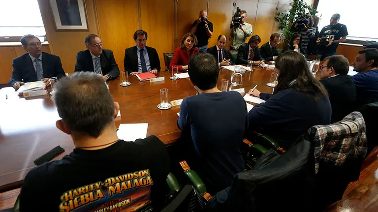 GRA140. MADRID, 29/10/2015.- La secretaria general de Industria, Begoña Cristeto (4i), durante la primera reunión del grupo de coordinación y seguimiento de las inversiones del Grupo Volkswagen en España, en la que están representados el Ministerio de Industria y el de Empleo y los agentes sociales. El grupo se creó el pasado 13 de octubre por el Gobierno central y los sindicatos CCOO y UGT, quienes invitaron a participar a representantes de las comunidades autónomas de Cataluña (donde SEAT tiene fábrica en Martorell) y Navarra (Volkswagen en Landaben), así como a los del Grupo Volkswagen en España. EFE/Javier Lizón