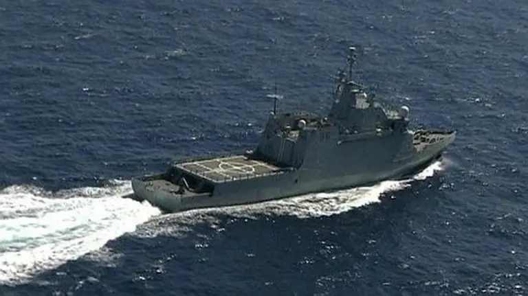 Uno de los barcos que han trabajado en la búsqueda del helicóptero accidentado. EFE.