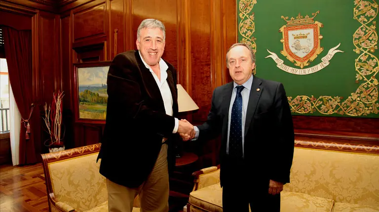 El alcalde de Pamplona, Joseba Asiron y el decano del MICAP, Alfredo Irujo.2