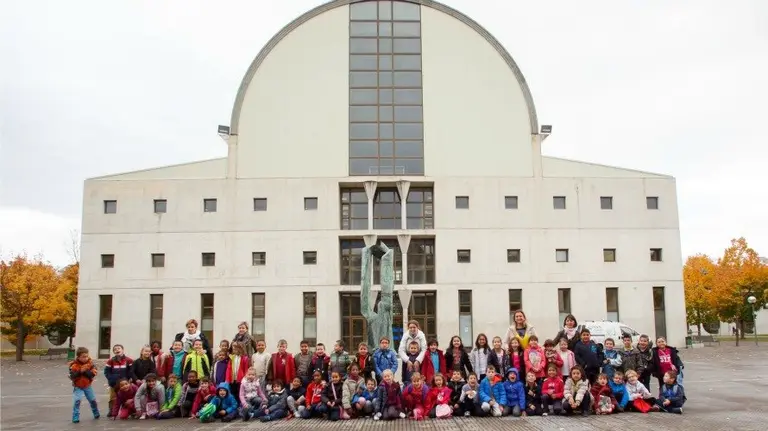 Niños y niñas del Colegio Mendialdea de Berriozar, con sus maestras, en el campus de la UPNA.