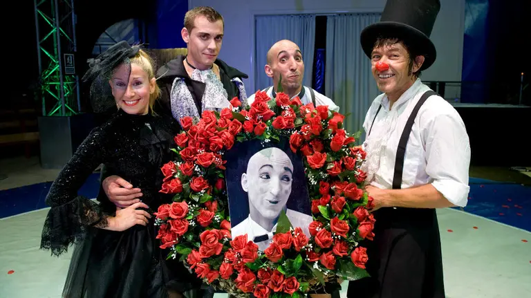 El Circo de Halloween en Sendaviva celebra un peculiar “funeral” muy divertido.
