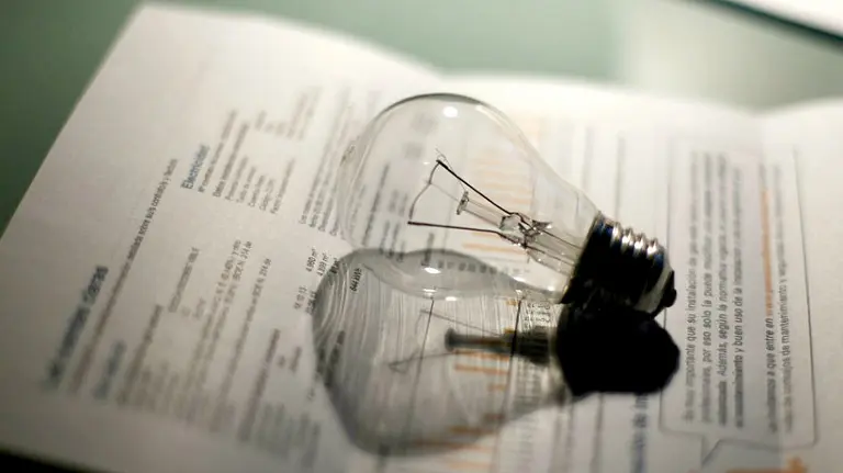 Factura eléctrica. /EFE Archivo