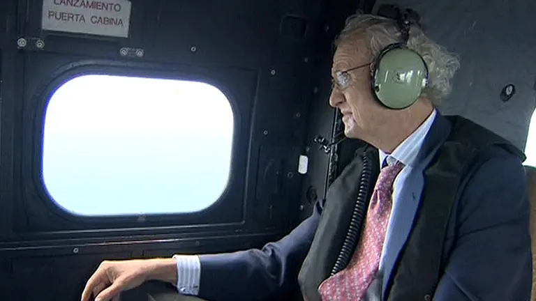 GRA400. LAS PALMAS DE GRAN CANARIA, 27/10/2015.- El ministro de Defensa, Pedro Morenés, se desplaza en helicóptero Superpuma hasta la zona donde está desplegado todo el operativo naval de búsqueda de los militares desaparecidos en el accidente del pasado jueves. EFE/EFE TV