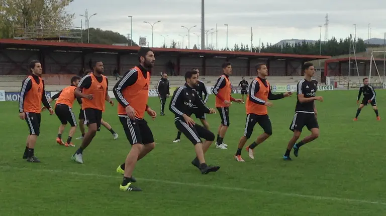 Jugadores de Osasuna entrenándose en Tajonar.