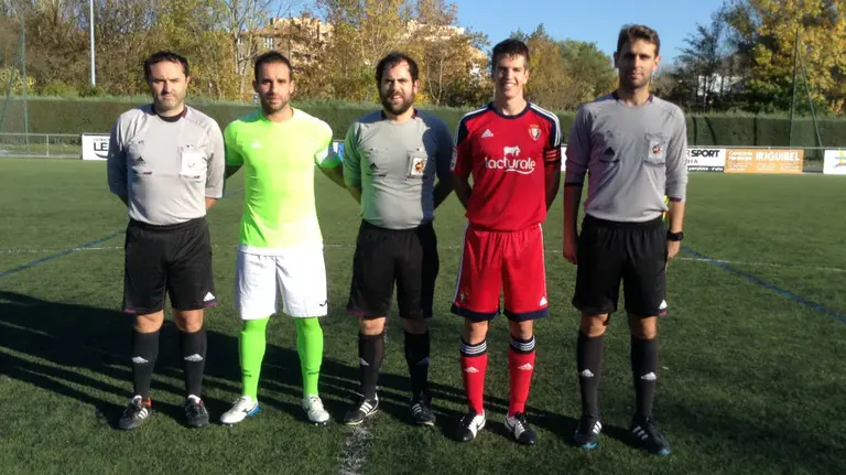 Trio arbitral en Huarte con los capitanes Larumbe y Endika.
