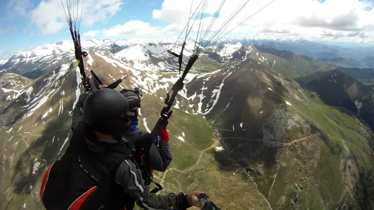 Dos personas vuelan en un parapente. EFE.