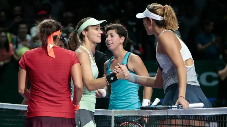 Saludos finales entre las cuatro protagonistas de la final. Efe.