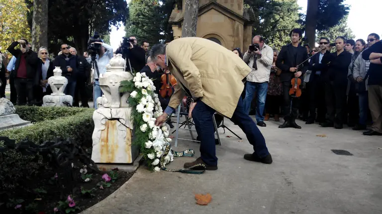Joseba Asirón colocando la corona en el mausoleo de Pablo Sarasate.